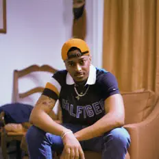 聆聽 R.I.C.O. FlyForeva、觀看音樂影片、閱讀小傳、查看巡演日期等！