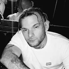 Blitzy Cobainを聴いたり、ミュージックビデオを鑑賞したり、経歴やツアー日程などを確認したりしましょう！