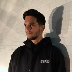 Poslechněte si interpreta Reynolds, sledujte hudební videa, přečtěte si životopis, podívejte se na data turné a další informace.