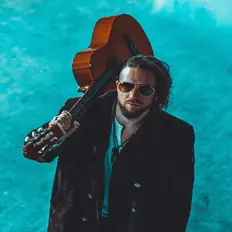 聆聽 Day Vee、觀看音樂影片、閱讀小傳、查看巡演日期等！