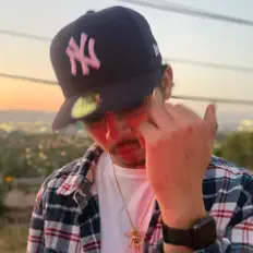Poslechněte si interpreta Jay Viza, sledujte hudební videa, přečtěte si životopis, podívejte se na data turné a další informace.