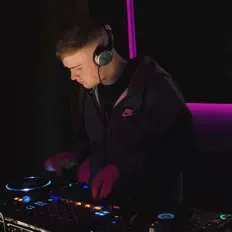 Ouve Conor McDonald, vê vídeos de música, lê a biografia, vê as datas da digressão e muito mais!