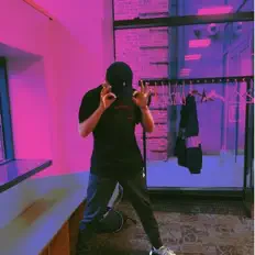 Hör dir JMMR an, schau dir Musikvideos an, lies die Biografie, finde Tourdaten und mehr!