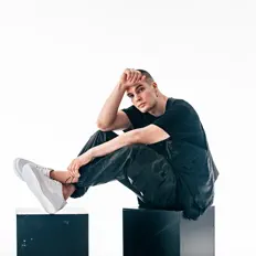 收听 Slava、观看音乐视频、阅读小传、查看巡演日期等 ！