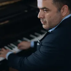 Poslechněte si interpreta Cabir Imanov, sledujte hudební videa, přečtěte si životopis, podívejte se na data turné a další informace.