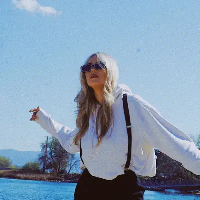 Listen to Lynnzee Fraye, watch music videos, read bio, see tour dates & more!