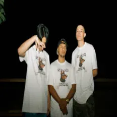 Écoutez SLUM DOGS, regardez des vidéoclips, lisez la biographie, consultez les dates de tournée et plus encore !