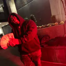 QBLAZOを聴いたり、ミュージックビデオを鑑賞したり、経歴やツアー日程などを確認したりしましょう！