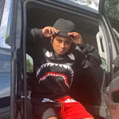 Hör dir N.S.A an, schau dir Musikvideos an, lies die Biografie, finde Tourdaten und mehr!