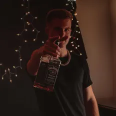 Écoutez Austyn, regardez des vidéoclips, lisez la biographie, consultez les dates de tournée et plus encore !