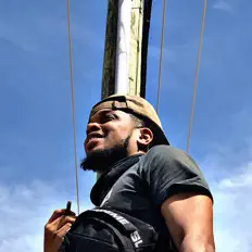 聆聽 Sighn、觀看音樂影片、閱讀小傳、查看巡演日期等！