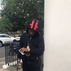 聆聽 P Loco、觀看音樂影片、閱讀小傳、查看巡演日期等！