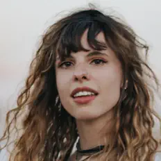 Hör dir Tallie Gabriel an, schau dir Musikvideos an, lies die Biografie, finde Tourdaten und mehr!