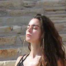 聆聽 Deniz Özçelik、觀看音樂影片、閱讀小傳、查看巡演日期等！