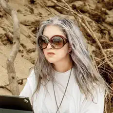 Listen to Vivi Pedraglio, watch music videos, read bio, see tour dates & more!