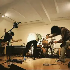 Ouve far-off land, vê vídeos de música, lê a biografia, vê as datas da digressão e muito mais!