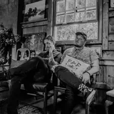 Sundae Drivesを聴いたり、ミュージックビデオを鑑賞したり、経歴やツアー日程などを確認したりしましょう！