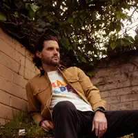 Escucha a undefined, mira vídeos musicales, lee la biografía, consulta fechas de giras y mucho más.