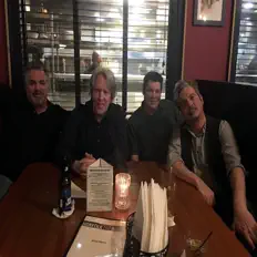 聆聽 Plastic Eddie、觀看音樂影片、閱讀小傳、查看巡演日期等！