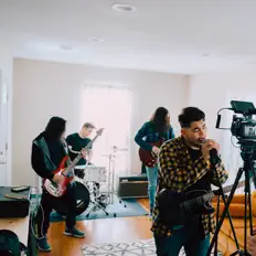 Ascolta Hometown Foreigner, guarda video musicali, leggi la biografia, vedi le date del tour & altro!