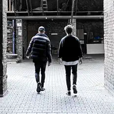 Dengarkan Flatmates, tonton video musik, baca bio, lihat tanggal tur & lainnya!