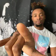 Poslechněte si interpreta ThatBoy, sledujte hudební videa, přečtěte si životopis, podívejte se na data turné a další informace.