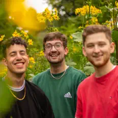 Escucha a BrunchBox, mira videos musicales, lee su biografía, consulta las fechas de las gira y más.