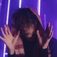 聆聽 boysenberry、觀看音樂影片、閱讀小傳、查看巡演日期等！