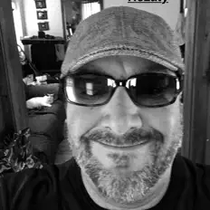 Hör dir Rezaty an, schau dir Musikvideos an, lies die Biografie, finde Tourdaten und mehr!