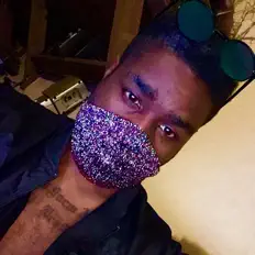 聆聽 Royalty、觀看音樂影片、閱讀小傳、查看巡演日期等！