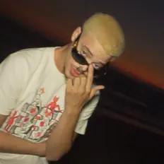 Hör dir Swift Sam an, schau dir Musikvideos an, lies die Biografie, finde Tourdaten und mehr!