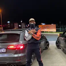 Bende을(를) 듣고, 뮤직 비디오를 보고, 약력을 읽고, 투어 일정 등을 확인하세요!