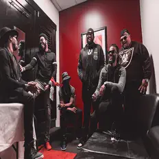 聆聽 The C.I.T.Y.、觀看音樂影片、閱讀小傳、查看巡演日期等！