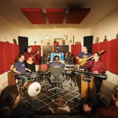 Poslechněte si interpreta Layer Cake, sledujte hudební videa, přečtěte si životopis, podívejte se na data turné a další informace.