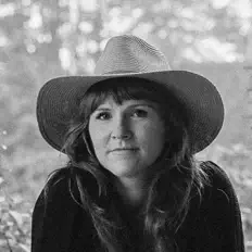 聆聽 OXLIP、觀看音樂影片、閱讀小傳、查看巡演日期等！