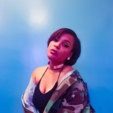 Justinaを聴いたり、ミュージックビデオを鑑賞したり、経歴やツアー日程などを確認したりしましょう！