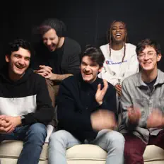 Revolution Theoryを聴いたり、ミュージックビデオを鑑賞したり、経歴やツアー日程などを確認したりしましょう！