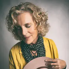 Luister naar Kate Magdalena, bekijk muziekvideo's, lees de bio, bekijk de tourdata, en meer!