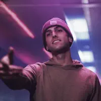 Poslechněte si interpreta undefined, sledujte hudební videa, přečtěte si životopis, podívejte se na data turné a další informace.