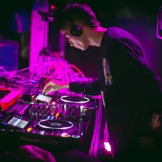 聆聽 Azogiař、觀看音樂影片、閱讀小傳、查看巡演日期等！