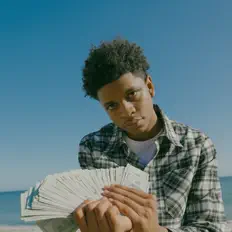 聆聽 Young Cee、觀看音樂影片、閱讀小傳、查看巡演日期等！