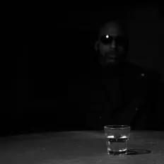 Hör dir Patrick Drake an, schau dir Musikvideos an, lies die Biografie, finde Tourdaten und mehr!