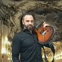 undefined dinle, müzik videolarını izle, biyografisini oku, tur tarihlerini ve daha fazlasını gör!