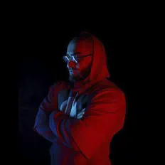 Poslechněte si interpreta Stoned Luci, sledujte hudební videa, přečtěte si životopis, podívejte se na data turné a další informace.