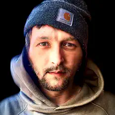 Poslechněte si interpreta Bz, sledujte hudební videa, přečtěte si životopis, podívejte se na data turné a další informace.
