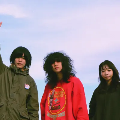 Listen to VERANPARADE, watch music videos, read bio, see tour dates & more!