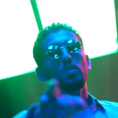 K-R सुनें, म्यूज़िक वीडियो देखें, बायो पढ़ें, दौरे की तारीखें और बहुत कुछ देखें!