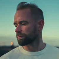 Ouça undefined, assista a videoclipes, leia a biografia, veja as datas das turnês e mais!