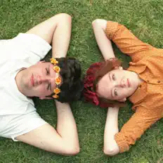 Posłuchaj wykonawcy Heather and Hay, obejrzyj teledyski, przeczytaj biografię, zobacz daty tras koncertowych i nie tylko!