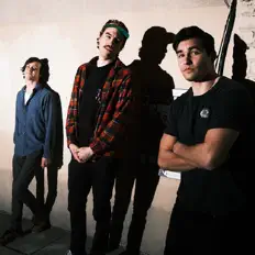 Escucha a Sophomore, mira vídeos musicales, lee la biografía, consulta fechas de giras y mucho más.